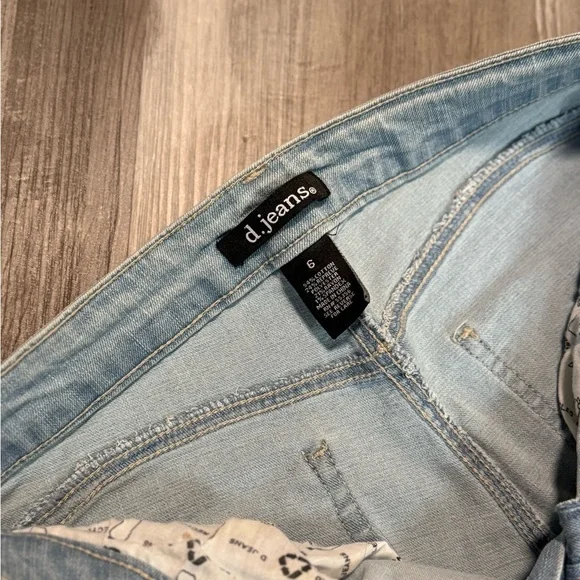 D. Jeans- light wash, straight-leg denim jeans - Picture 3 of 6